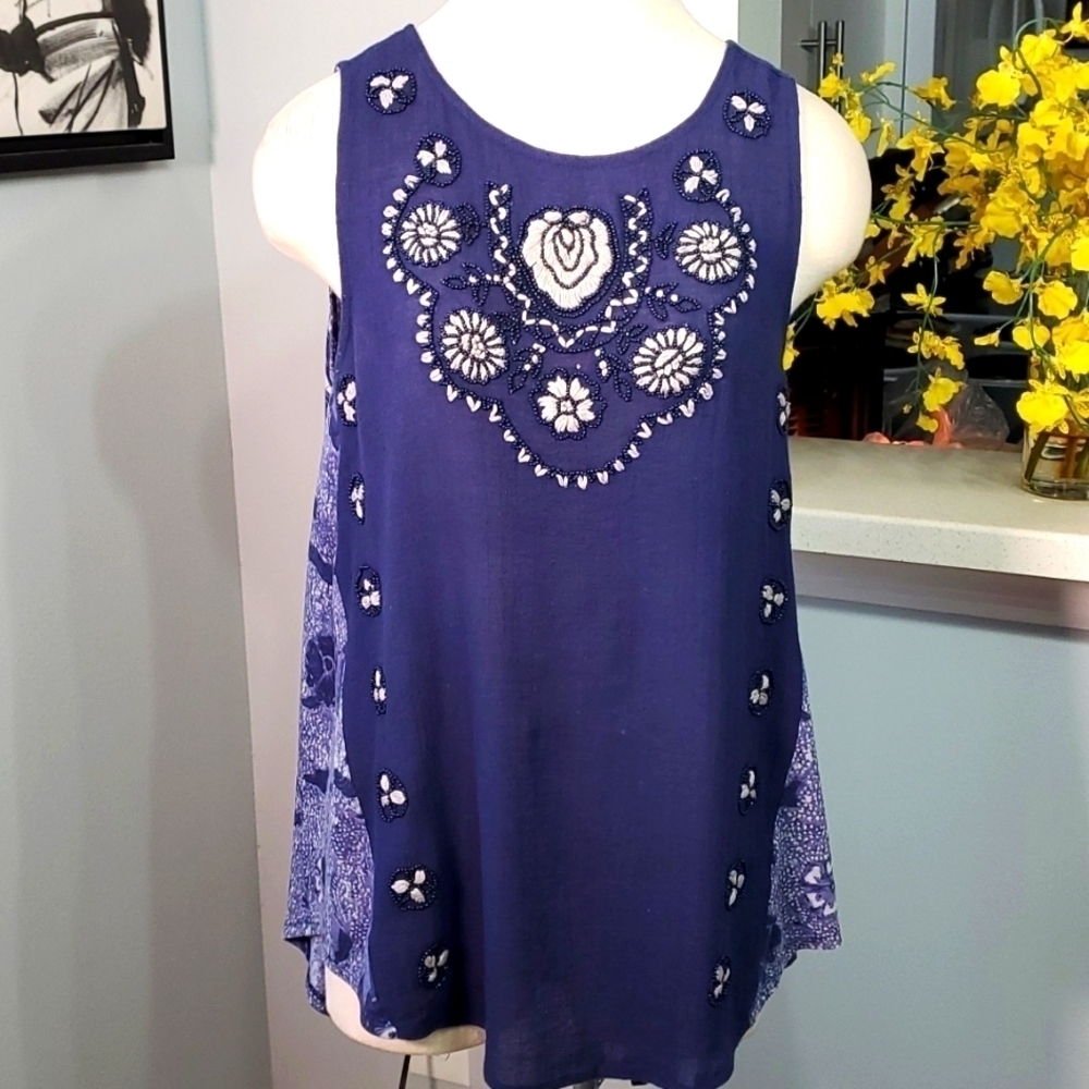 Lucky brand woman's sleevless top. Beautiful enbroidery and beads. Small. Blues.